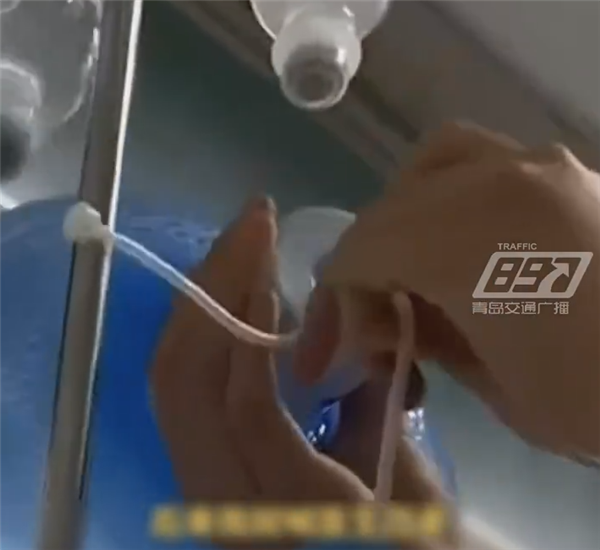 女子输液被拔针扎进水桶:系摆拍 已行拘