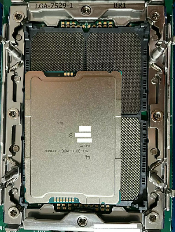 Intel又要换接口了!一个庞然大物 但在AMD面前还是小弟