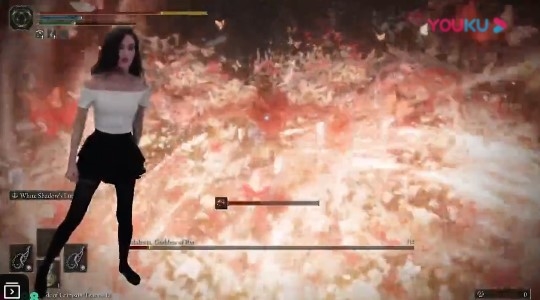 黑丝女主播体感操控挑战《老头环》 最强BOSS:我也就看了10遍