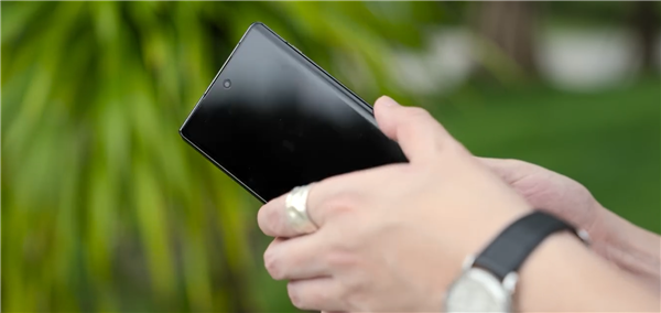 不等发布会!vivo X Fold2真机抢先看:素皮+玻璃设计惊艳