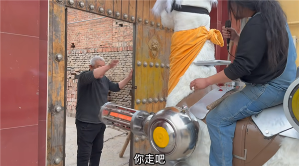 手工耿自制羊驼烤肠机:胸前两支“加特林” 可发射烤肠