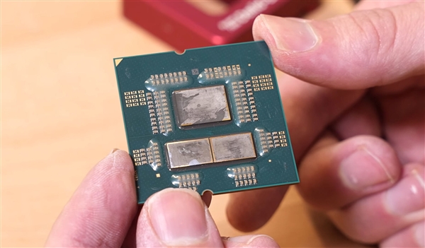 锐龙9 7950X3D被闪电开盖:64MB 3D缓存隐身了