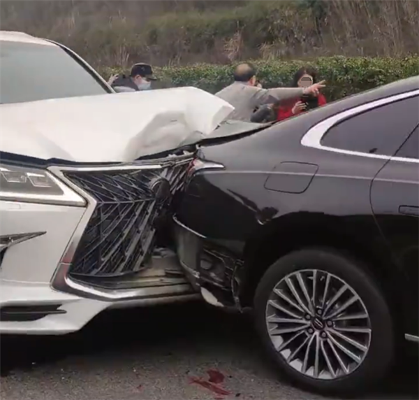 200万VS30万!全新雷克萨斯LX570追尾国产红旗H9:结果惊人