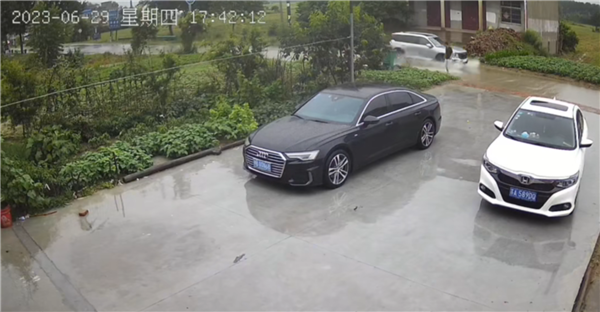 男子两次挥手示意仍被汽车溅了一身水 开车3分钟追上 女子：赔你1万