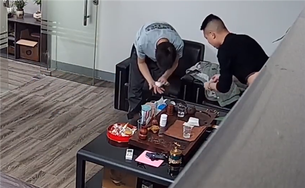 男子割破手 贴上创可贴后竟然昏倒：原来晕血