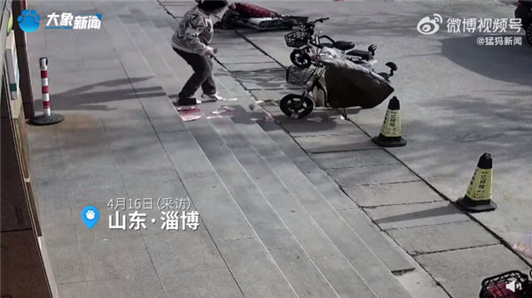 你会怎么做?女子现金被风吹跑众人80秒捡回6000元:网友点赞素质高