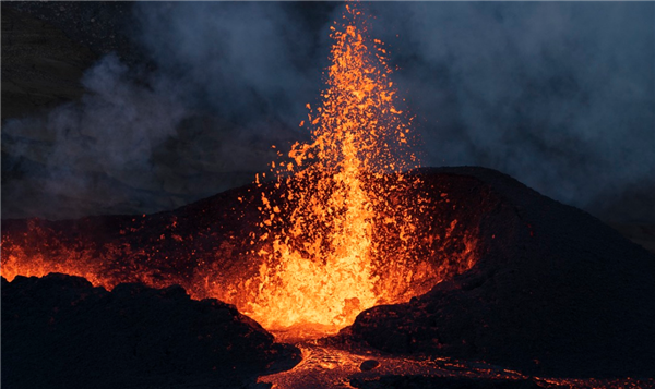 日本火山时隔5年再次活动 火山灰喷到2400米高:已3级警戒