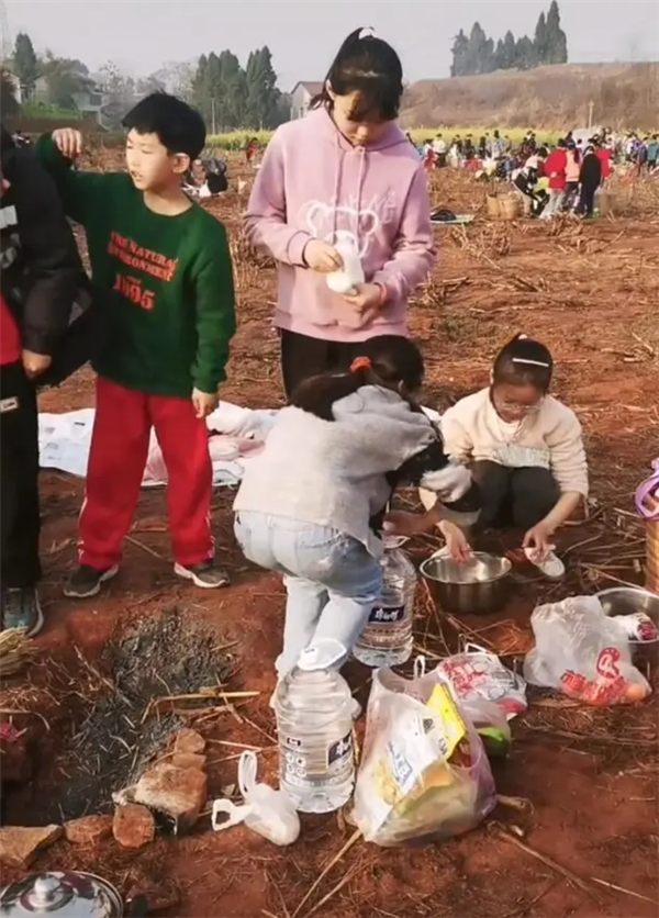 小学生背着“锅碗瓢盆”去春游：80后90后网友瞬间回到童年