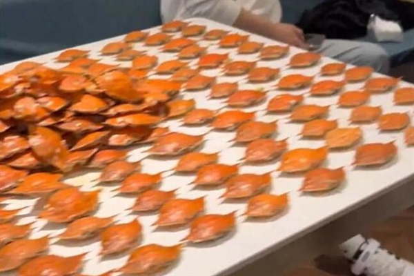 7人吃自助4小时炫300多个螃蟹 店方:限时2小时 没有严格劝阻