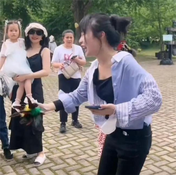 “挖呀挖”黄老师开始转型:素颜遭吐槽 “丑”局长解围