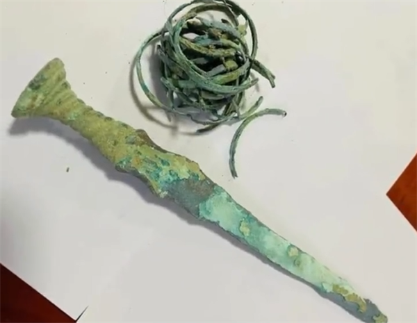 男子在路边花5600元买到战国青铜剑：捐赠给博物馆