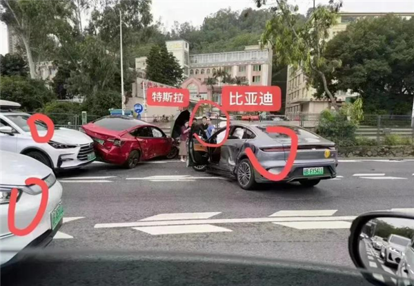 街头一特斯拉被比亚迪“围殴”？画面太喜感