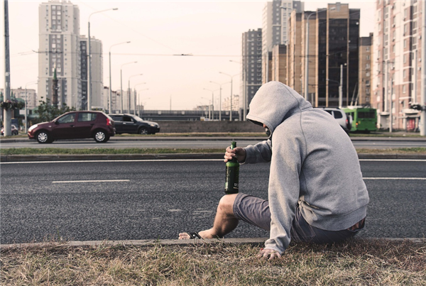酒驾被查男子身上纹着戒酒2字 网友：真纹了个寂寞