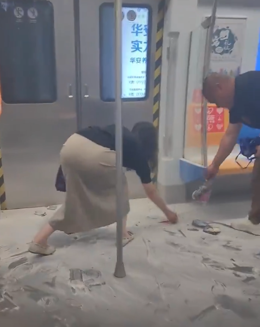 地铁上 女子充电宝突然爆炸！现场烟雾弥漫