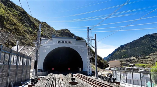 川青铁路今年开通运营：动车首次迈上海拔3000多米川西北高原
