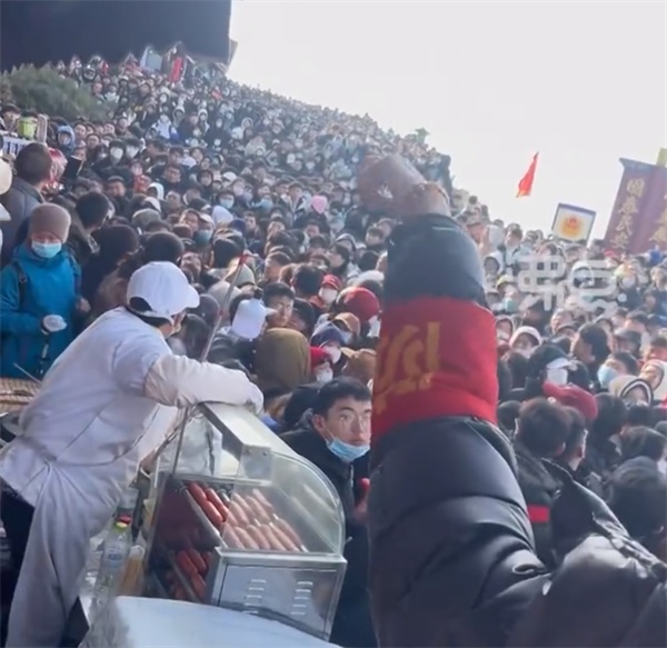 泰山游客爆满!从山脚堵到山顶 网友:熟悉的感觉回来了
