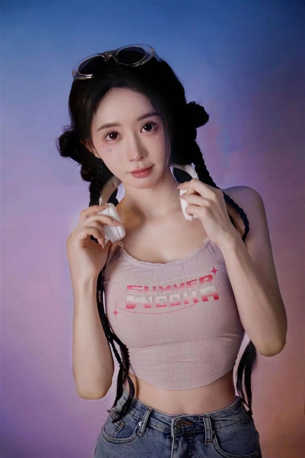 QQ空间18周岁 第一代美女网红鼻祖露面：16年没变样