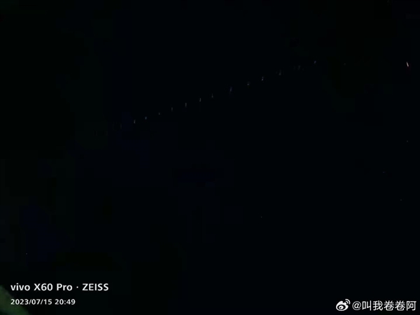 杭州上空疑似出现马斯克的星链卫星：22个亮点连成一线