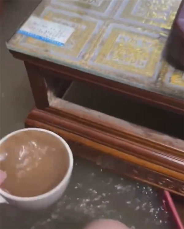 广东暴雨积水成河：有人屋内钓鱼 有人