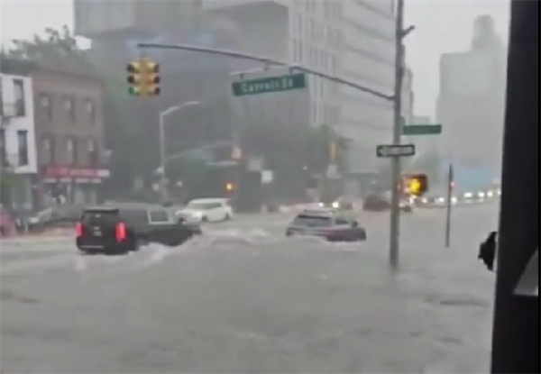 极端降雨天气肆虐城市一片汪洋！纽约已进入紧急状态