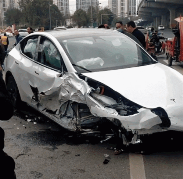 成都一特斯拉连撞11车 官方通报