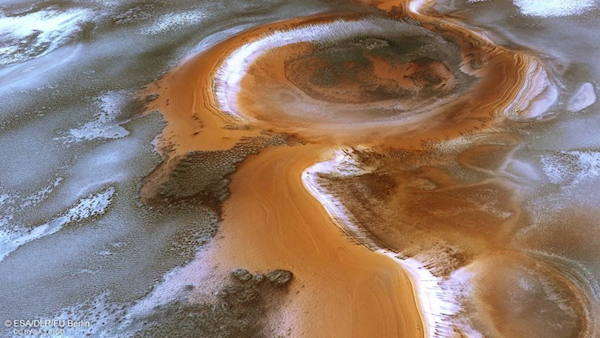NASA分享火星冬天航拍照片：色彩斑斓、唯美壮阔