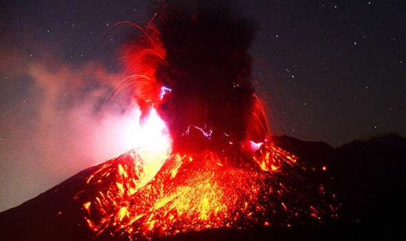时隔近5年 日本樱岛昭和火山口再喷发:火山灰蹿出千米高