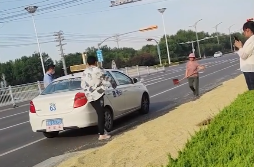 大妈占科三考场晒麦 导致多名学员挂科：铺满车道还跨实线