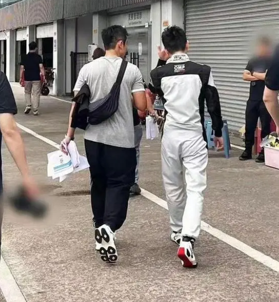 驾特斯拉遭遇车祸后 林志颖现身珠海首次参加赛车比赛:状态良好