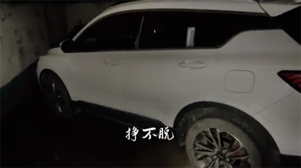 男子车停路边去吃烧烤回来已装护栏 后续:花了大几百终于出来了