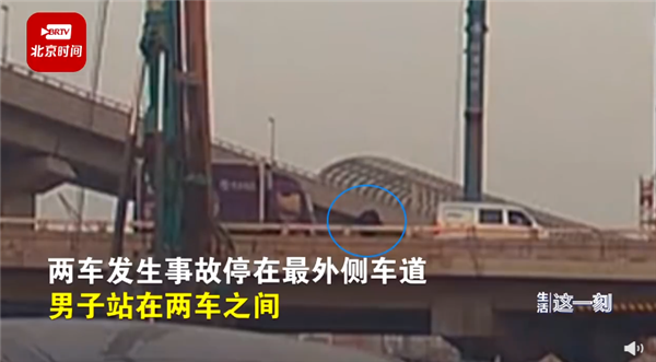 特斯拉意外抢镜!男子车祸现场未撤离被撞飞下桥 竟没事:官方科普如何做