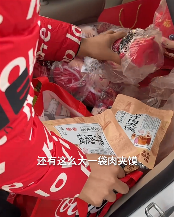 98年哥哥返乡给15个弟妹买一车礼物：塞满整个后备箱