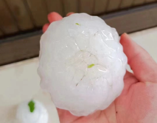 河北多地遭强对流天气:冰雹如拳头大小 多人被砸伤