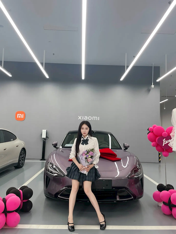 求雷军先提小米SU7河南女孩终于提车 穿JK合影车美人更美