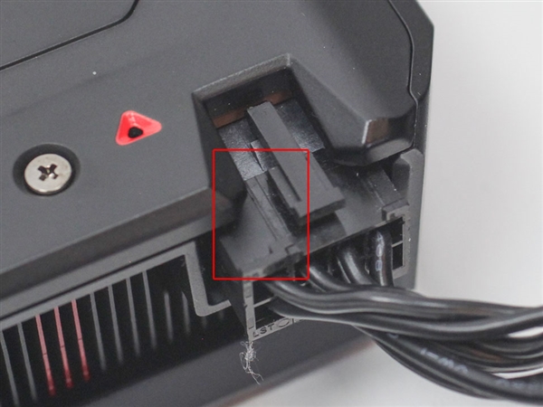 AMD RX 7600公版卡小翻车:6+2针电源线插不上