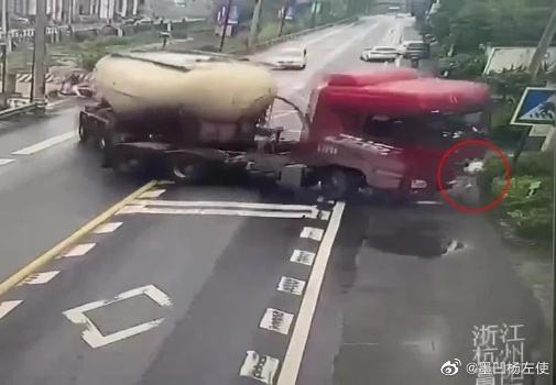 货车避让违规电瓶车撞上行人致1死1伤 网友吵翻：就该禁止电动两轮车
