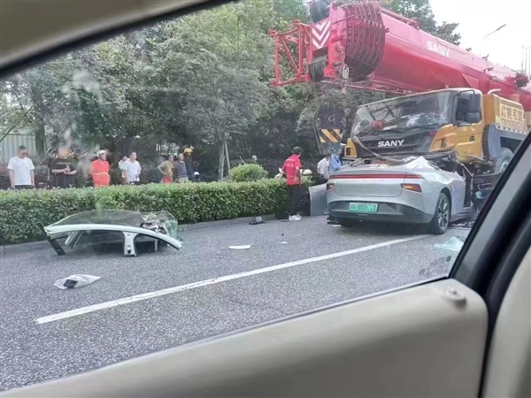 小鹏P7高速撞上吊车 车顶带B住被掀飞？网友一语道破秘密