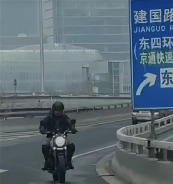 路遇查车 北京一摩托骑手直接环路逆行:翻倍处罚!