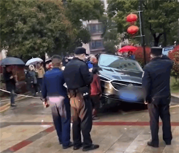 消防车被小车挡道 业主联系未果合力掀翻!车主不干了