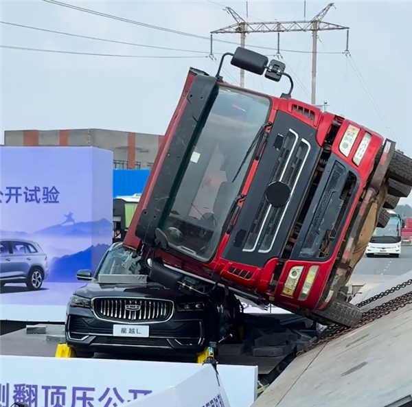 驾驶侧AB柱没抗住：吉利宣传星越L疑翻车