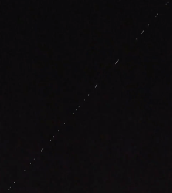 壮观!马斯克星链卫星驶过西班牙夜空:宛若空中列车