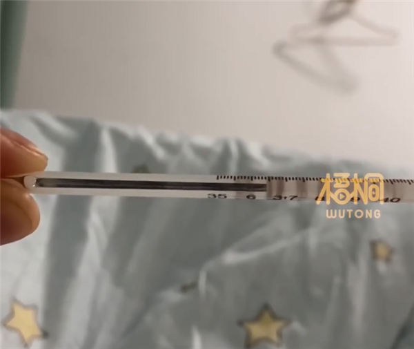 女生手捏温度计度数直线飙到38度！腋下一测39.5度