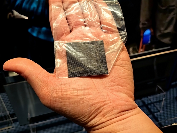 华硕发布灵耀X Ultra顶级轻薄本:CPU内存合体、16.9mm硬塞RTX4080