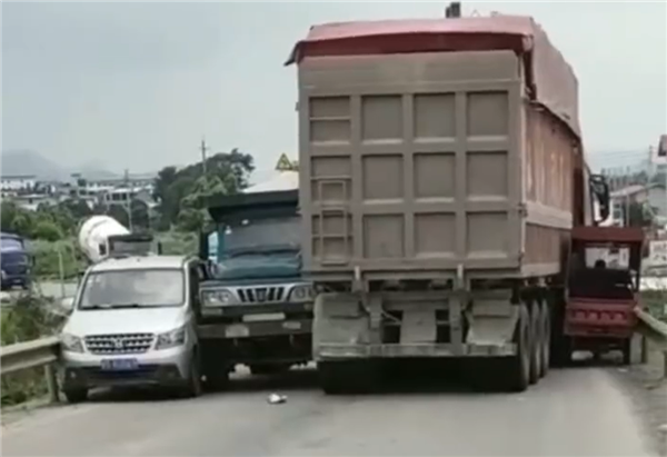 竟然还有个三蹦子！四台车公路并行谁也不让谁：全部被卡