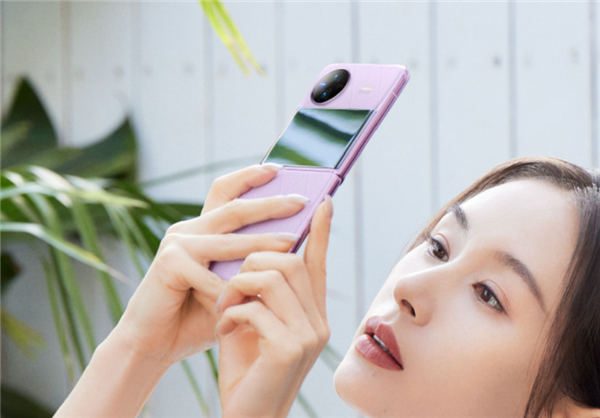 王子文上手vivo X Flip:超大外屏、蔡司T*光学镜头