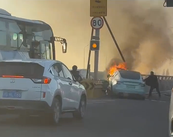 一特斯拉Model 3事故后起火燃烧：路人紧急破窗救援
