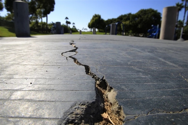 广东河源4.3级地震瞬间 家长倒提着孩子就跑:网友直呼是亲生的