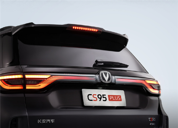 5米长大SUV白菜价 长安CS95 PLUS上市:17.59万起