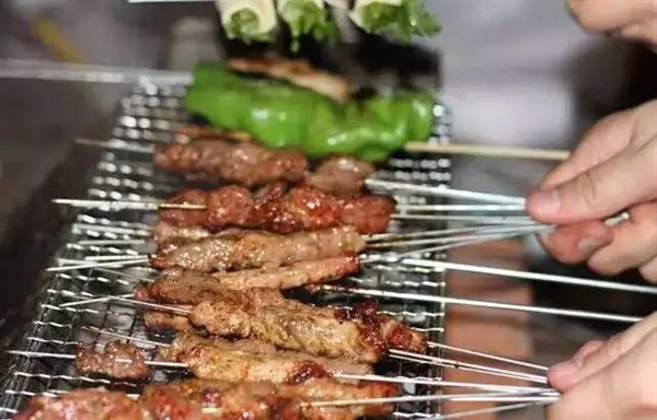 女子在家关灯沉浸式练习卖烧烤:准备20多天 练到满意就出摊