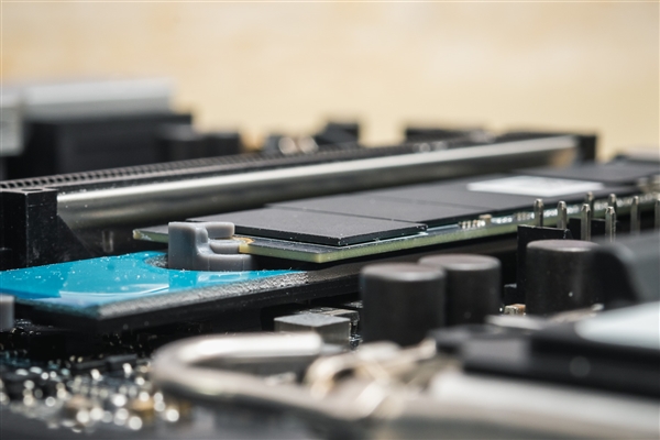 怕掉盘是杞人忧天！厂商为QLC闪存SSD正名：性能已在TLC之上